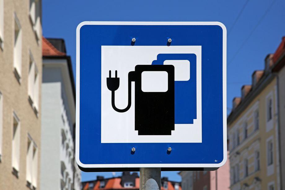 Bis Freitag: Pilotversuch Schnellladung für E-Fahrzeuge am Leonrodplatz