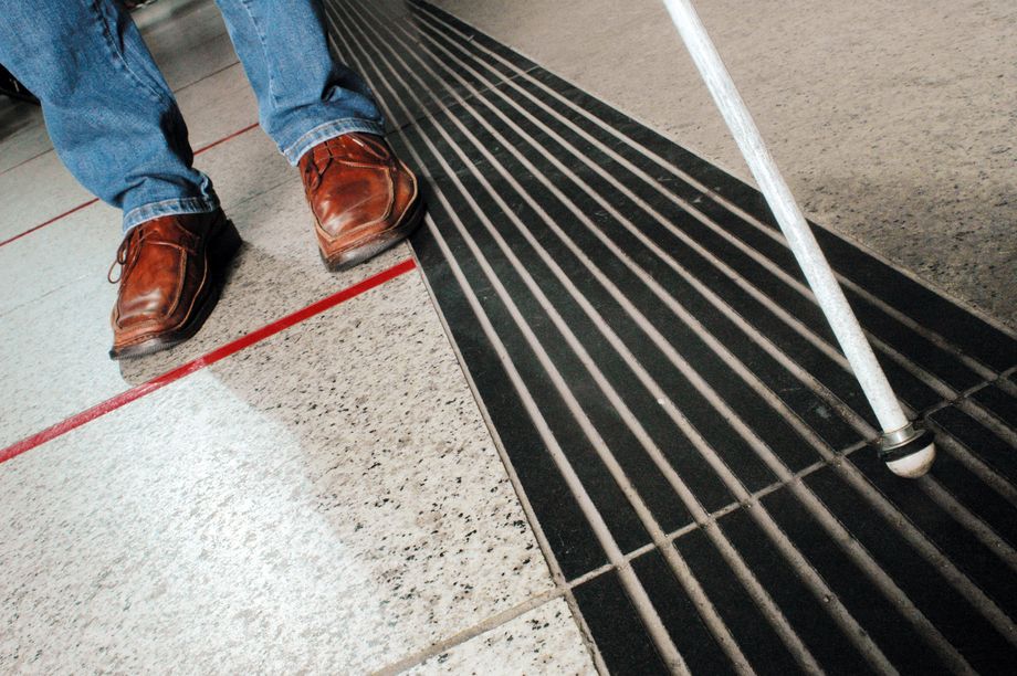 Passagiere ertasten die U-Bahn