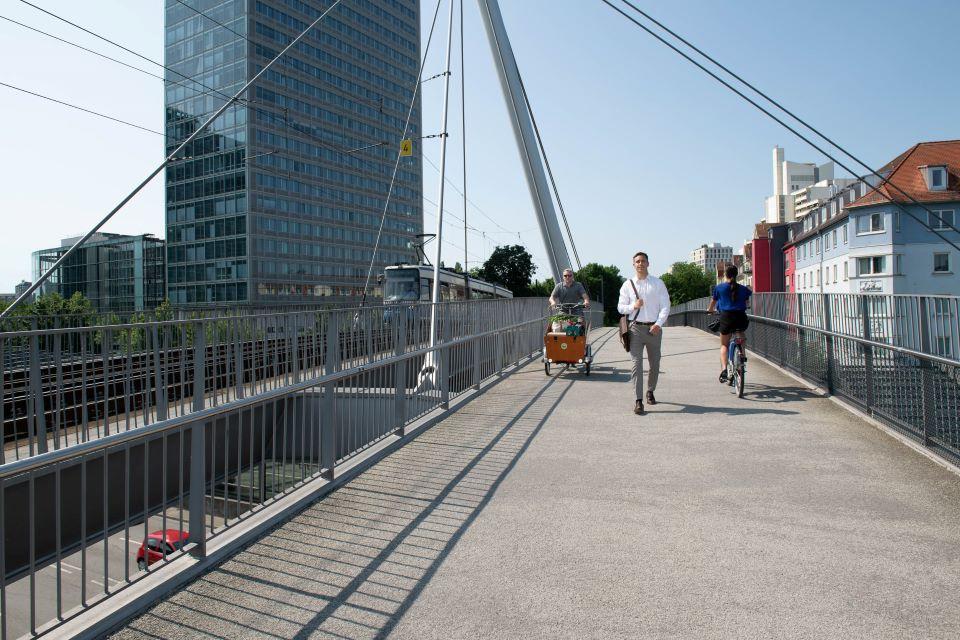 Schenkendorfstraße: Temporäre Stützen für Fuß- und Radbrücke