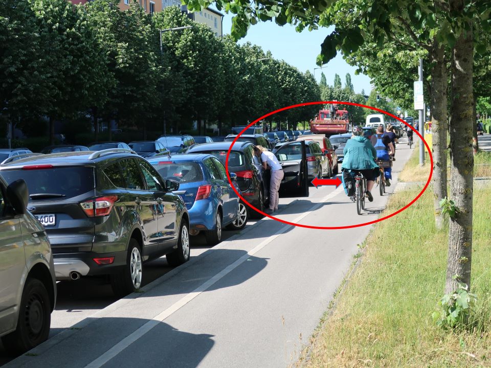 Der Sicherheitstrennstreifen zwischen Parkfläche und Radweg