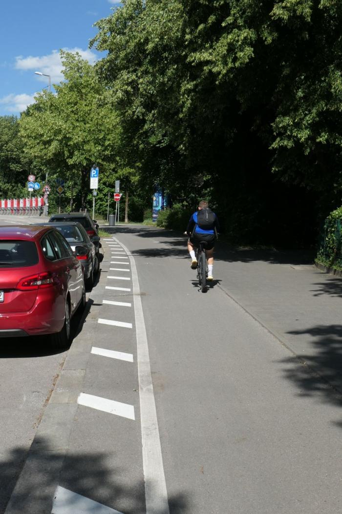 Das Foto zeigt den Teil eines Radwegs mit wei&szlig; markierter Sperrfl&auml;chenmarkierung am linken Rand.