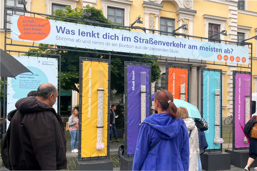 Was lenkt dich im Straßenverkehr am meisten ab?