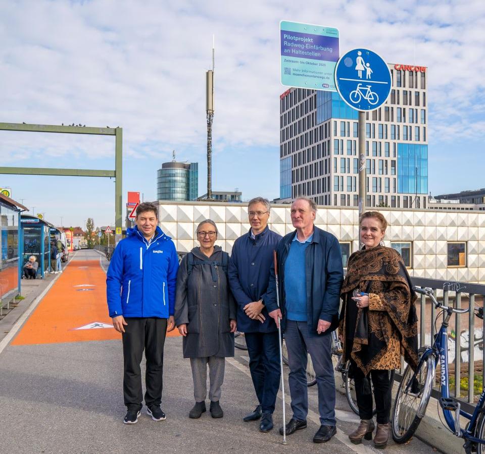 Pilotprojekt für mehr Sicherheit: Radwegeinfärbung an Haltestellen