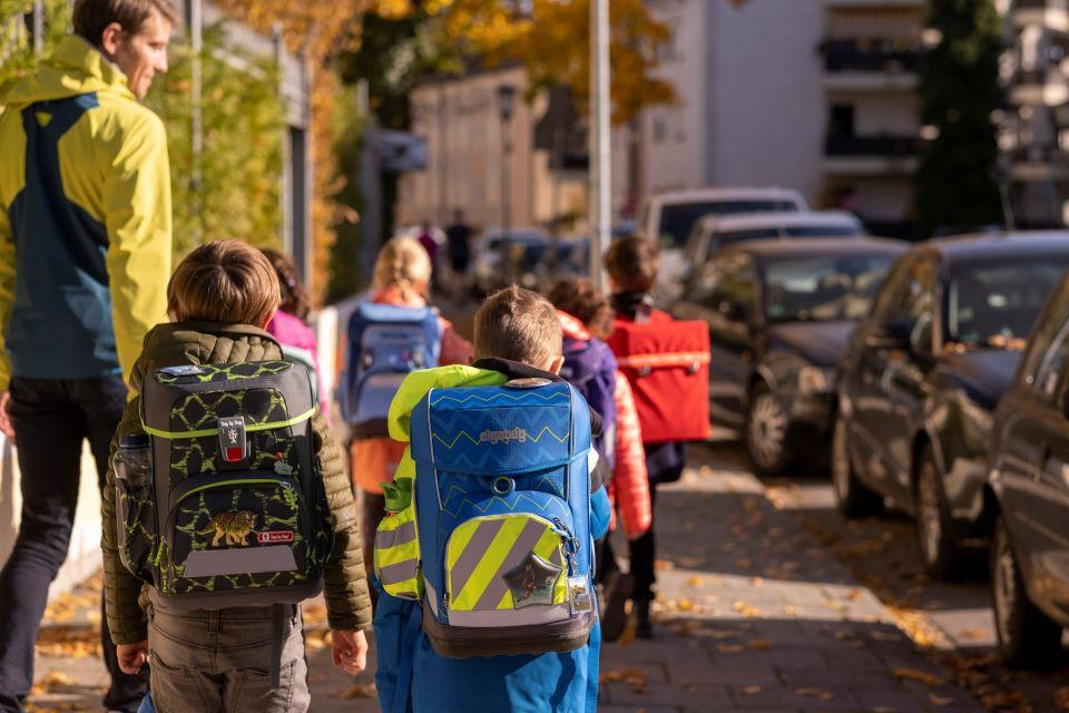 Projekt "Bus mit Füßen": Gemeinsam sicher in die Schule