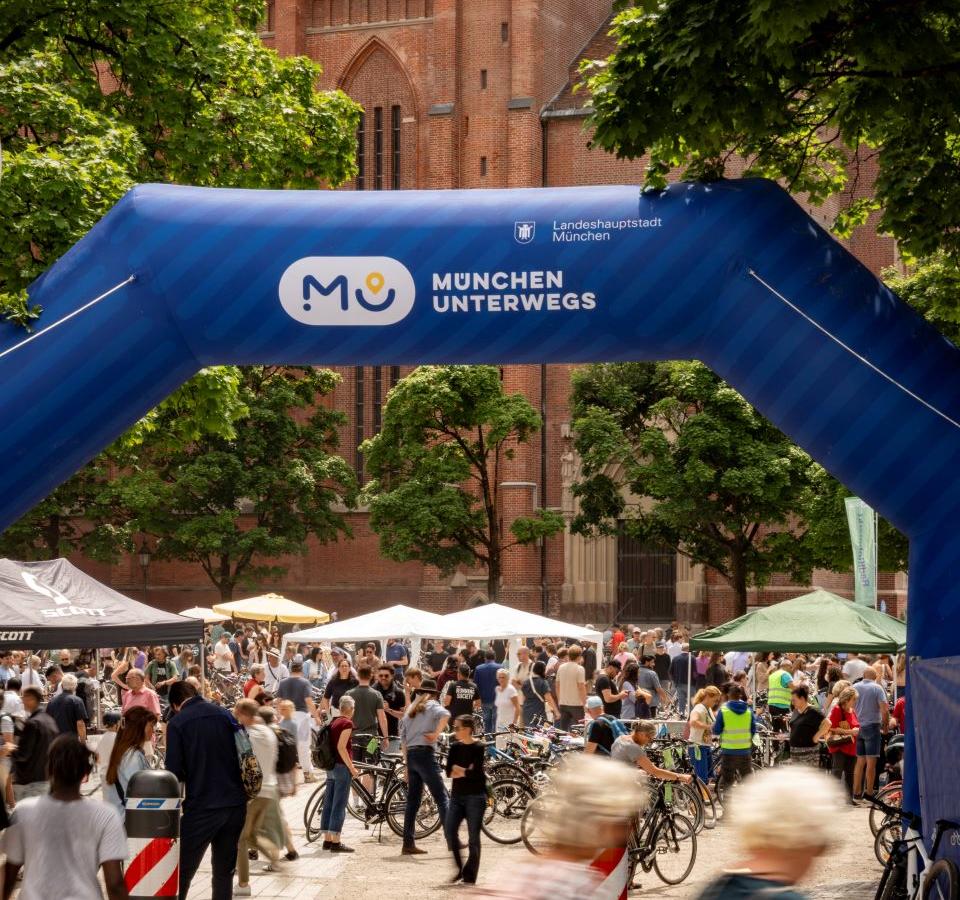 Großer Andrang bei der Münchner Radl-Dult  auf dem Mariahilfplatz