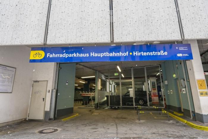 fahrradparkhaus-eingangclhm-mor-da