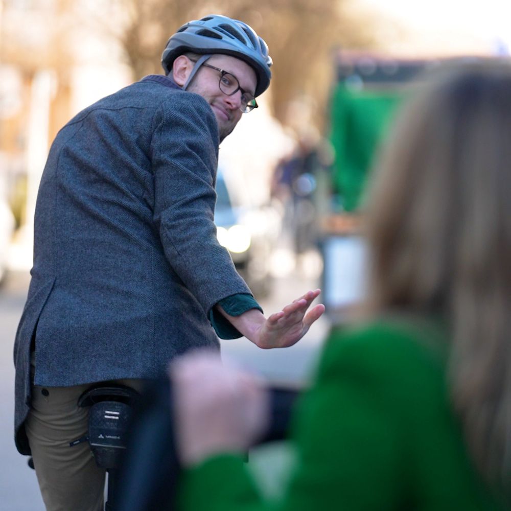 Dooring-Unfälle vermeiden: Mit dem Schulterblick alles im Griff