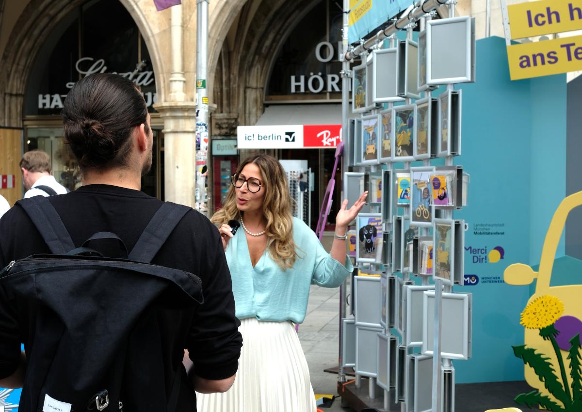 Eine Frau betrachtet die Fotokacheln des Pop-up-Fotostudios