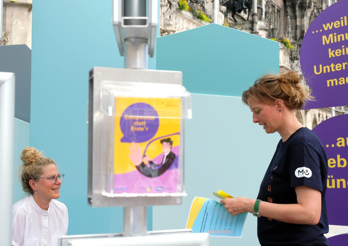 Eine Frau im Dialog mit dem Merci Dir Team im Pop-up-Fotostudio
