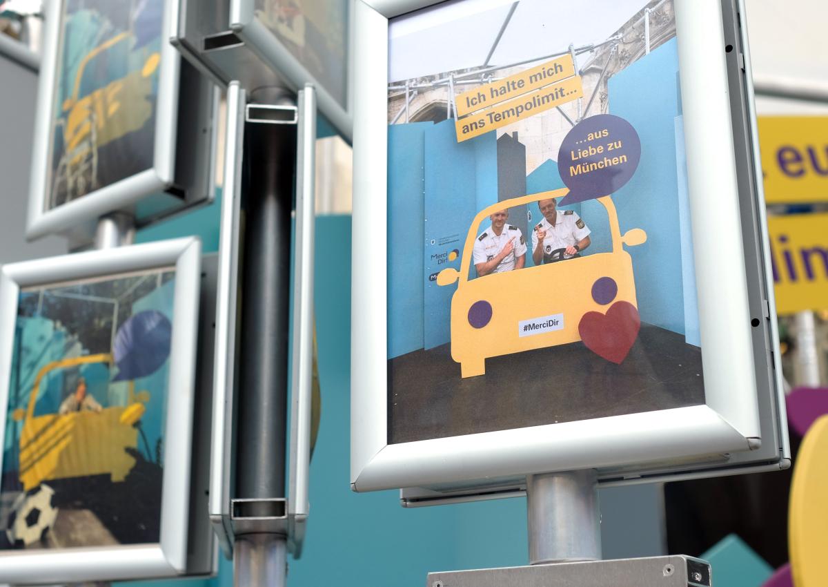 Eine Fotokachel des Pop-up-Fotostudios von Merci Dir, auf der zwei Polizisten im Holzauto zu sehen sind