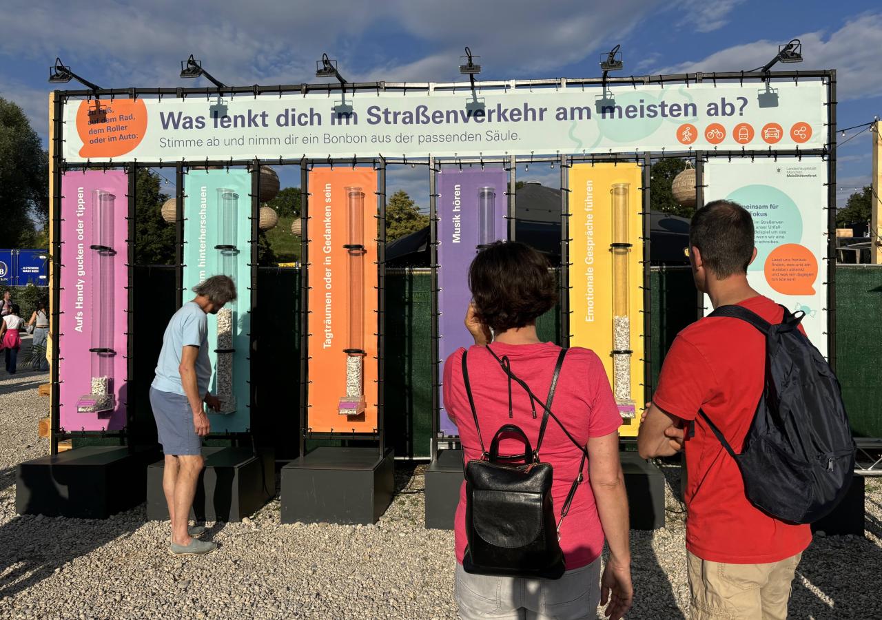 Tollwood Sommerfestival: Merci Dir-Stimmungsbarometer mit Ablenkungstest