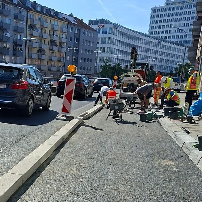 Radwegeausbau: Neue Bordsteine im Praxistest