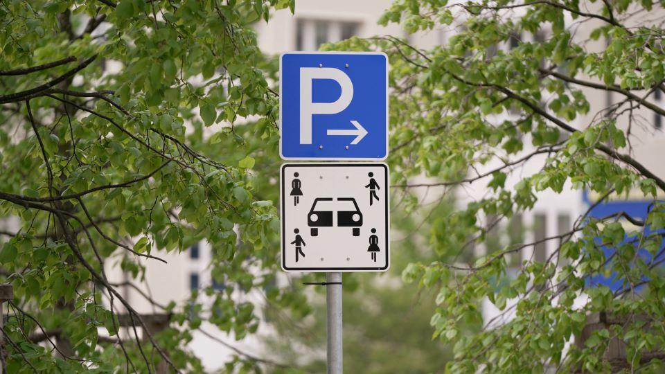 Carsharing: Zusatzschild an stationsbasierten Stellplätzen