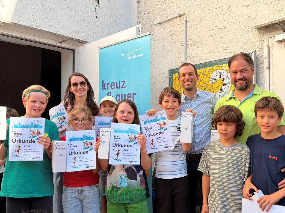 Sieger*innen des Suchspiels „kreuz & quer“ in Pasing geehrt