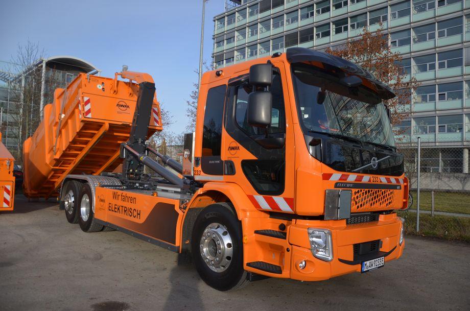 Abfallwirtschaftsbetrieb nimmt ersten städtischen E-Lkw in Betrieb